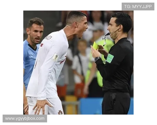 足球巨星C罗幽默恶搞路人瞬间引发欢笑场面精彩纷呈